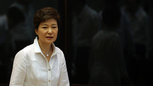 박 대통령, 중국 매체 인터뷰 "北, 핵 프로그램 포기 시급"