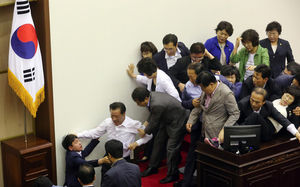 노조&middot;야권 "진주의료원 해산 조례 통과는 무효"
