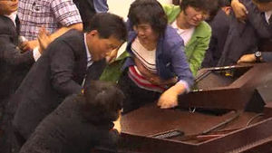 진주의료원 끝내 해산&hellip;조례 '밀어붙이기' 통과