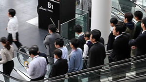 [취재파일] 에스컬레이터 '두 줄 서기' 다른 방법 없을까?