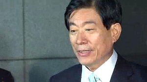 검찰, '대선 개입' 원세훈&middot;김용판 불구속 기소