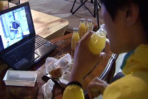 혼자 밥 먹는 서글픔에&hellip;'먹방' 보는 사람들