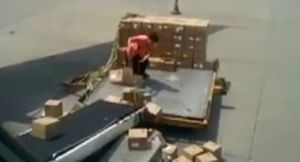 [영상] 中 공항 직원이 고객 화물 '내동댕이'