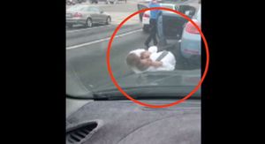[영상] 두 신사의 도로 한복판 싸움 현장