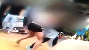 싸우는 남녀 말리기는커녕&hellip;'폰카' 찍으며 구경만