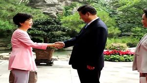 박 대통령, 시진핑 주석과 특별 오찬&hellip;경제외교 행보