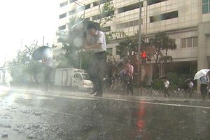 강풍 동반한 변덕스런 장마&hellip;언제까지 내리나?