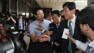 '억대 수수 의혹' 원세훈 전 국정원장 검찰 출석