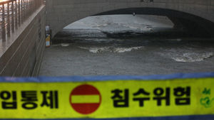 폭우로 청계천 출입 통제&hellip;일부 도로 침수