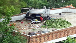 승용차, 옥상으로 추락해 전복&hellip;6명 부상