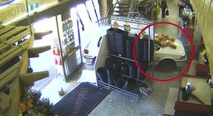 [영상] 자동차가 슈퍼마켓으로 돌진&hellip;CCTV 포착