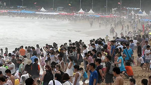 장맛비 소강&hellip;전국 해변&middot;여름축제장 '북적'