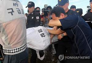 [핫포토] 태안 실종 고교생 시신 인양&hellip;오열하는 유족