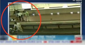 [영상] 휠체어 탄 채 추락하자&hellip;용감한 구출 장면