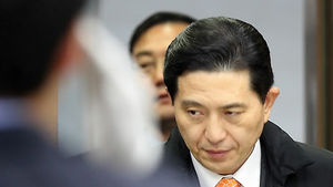 국민은행장 취임식 노조 저지로 무산
