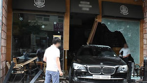 부산서 외제차, 커피숍 안으로 돌진&hellip;손님 1명 부상