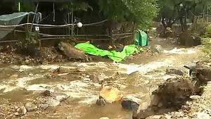 계곡 물가에 펼쳐진 평상&hellip;폭우 피해 키웠다