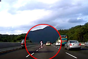 달리는 차에서 '뚝'&hellip;아찔한 '문 열림' 사고