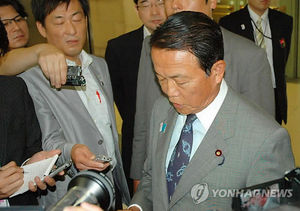 [핫포토] 고개 숙인 아소, '나치 개헌 발언' 철회