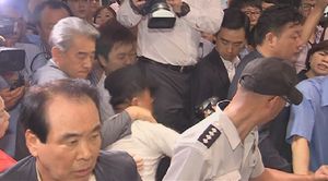 [영상] "시의원이야!" 고성과 몸싸움에 서울시청 아수라장