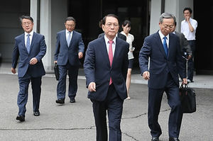 김기춘, 신임인사차 천막당사로 김한길 예방