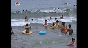 해수욕장에서 물놀이 즐기는 주민들&hellip;북한도 피서 중