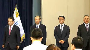 청와대 1기 참모진 사실상 문책성 인사, 왜?
