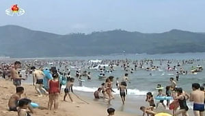 무더위에 북한도 물놀이장&middot;해수욕장 북적