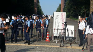 [현장 트윗] 야스쿠니 신사 앞 일본 경찰들