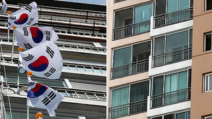 [핫포토] 상반된 광복절 태극기 게양 모습