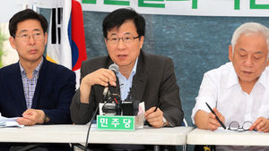 [핫포토] 서울광장서 발언하는 신경민 의원