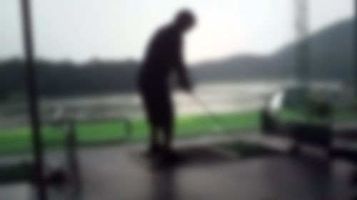 저수지에 골프연습장
