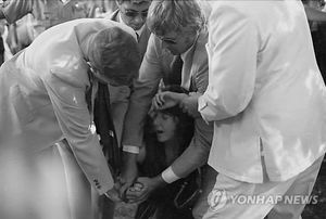 [핫포토] 포드 전 美대통령 암살 기도범 제압 당시 사진