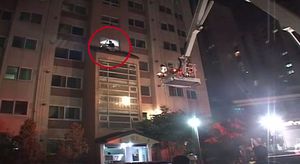 [영상] 아파트 난간에 고립된 남성&hellip;무슨 일?