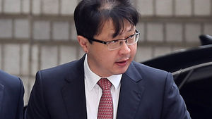 '1심서 무죄' 최재원 부회장, 실형 선고 뒤 법정구속