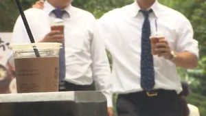 원두 가격 절반 내렸는데 오히려 커피값 인상?