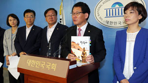 '우편향 논란' 교학사 역사교과서 살펴봤더니&hellip;
