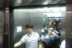[핫포토] 영남제분 회장, 밀가루 투척 당해