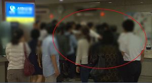 [영상] '여대생 청부살해' 남편 밀가루 세례 현장