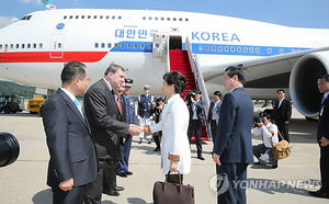 [핫포토] 순백 재킷 입은 박 대통령, 순방 출국