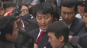 [핫포토] "이거 안 놔?" 경찰서 나서는 이석기 의원