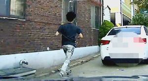 [영상] 도주하던 빈집털이범&hellip;체포 순간 CCTV 포착