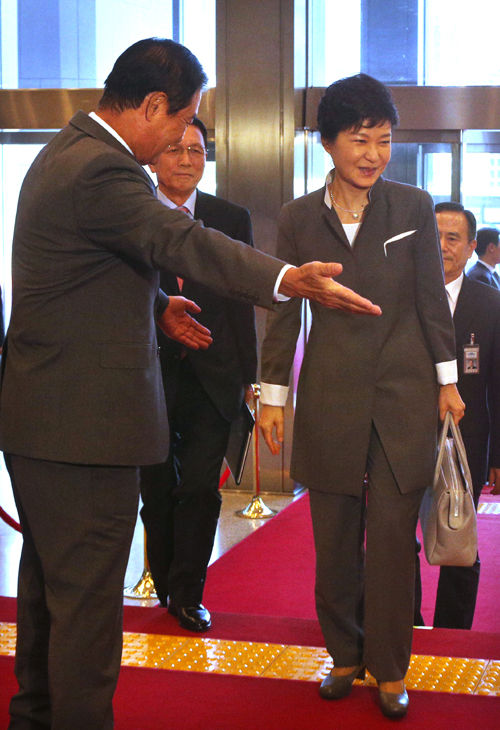 [핫포토] 악수하는