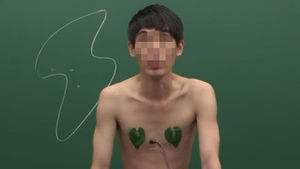 나뭇잎으로 신체 가린 '알몸 인강강사' 논란