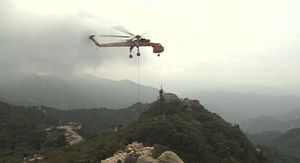 [영상] '하늘을 나는 기중기' 동원&hellip;문장대 복원 현장
