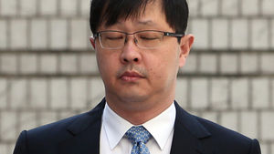 형과 손잡은 최재원 "도망가지 않겠습니다"