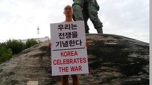강의석 '비무장' 알몸시위&hellip;"군사 퍼레이드 취소해야"