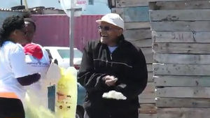 남아공 투투 주교, 82회 생일에 거리 청소