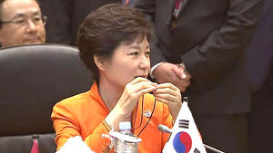 박 대통령 "6자회담 차원서 진정성있는 대화 필요"