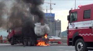 [영상] 8천 리터 휘발유 싣고 가던 유조차 화재&hellip;아찔